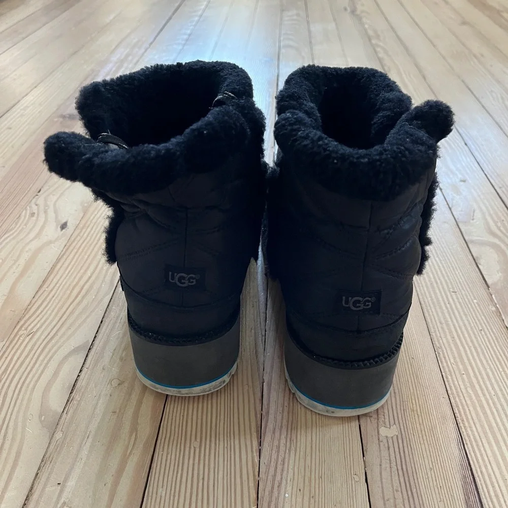 UGG‎ Cayden Waterproof Snow Boot Black Quilted Puffer Fur Trim 1098576 womens 9